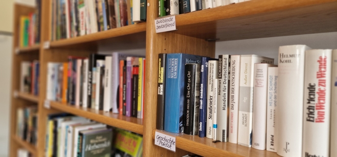 Bücherregal